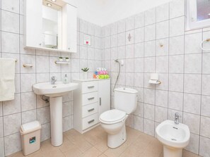House (Four Bedroom Holiday Home with Swimmi) | Bathroom