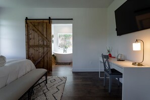 4 habitaciones, tabla de planchar con plancha, wifi y ropa de cama