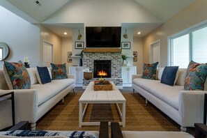 Televisión, chimenea y tenis de mesa
