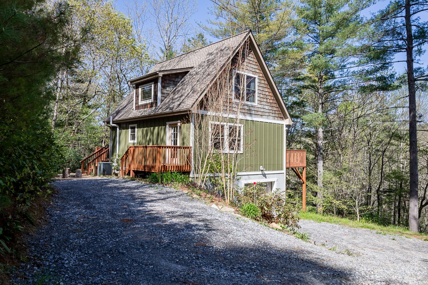 Misty Woods Chalet: A secluded chalet surrounded by nature, with fire pit and WIFI!