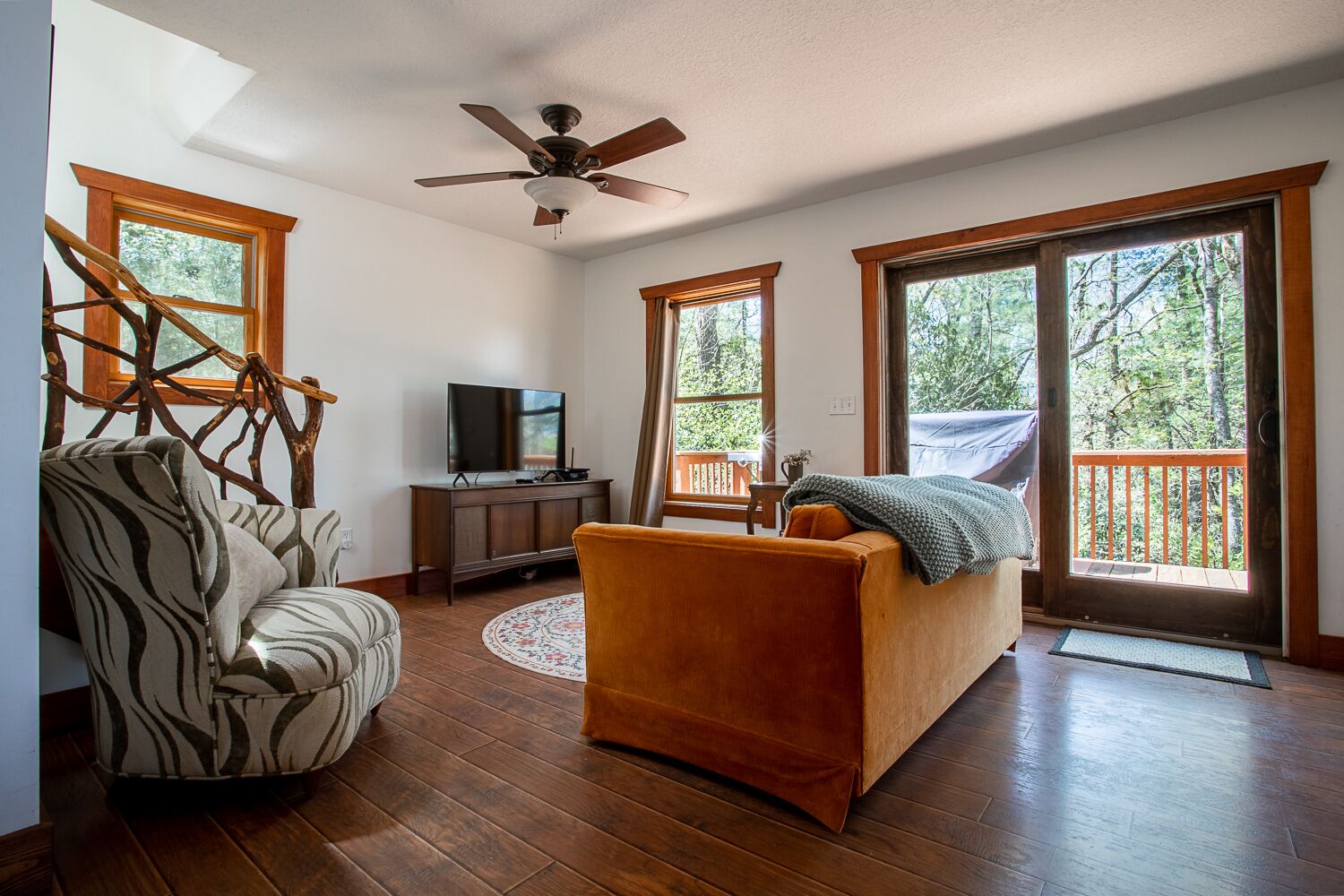 Misty Woods Chalet: A secluded chalet surrounded by nature, with fire pit and WIFI!