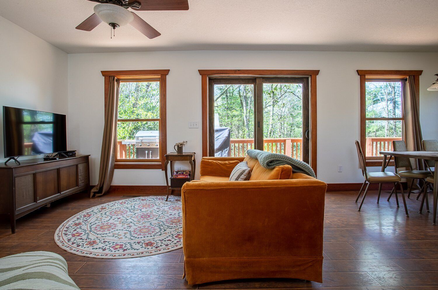 Misty Woods Chalet: A secluded chalet surrounded by nature, with fire pit and WIFI!