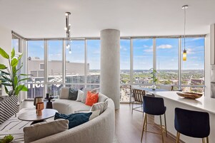 2 Bedroom Sky Deluxe Suite | Ropa de cama hipoalergénica y espacio para trabajar con un portátil