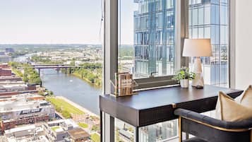 3 Bedroom Sky Presidential Suite | Ropa de cama hipoalergénica y espacio para trabajar con laptop