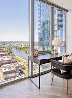 3 Bedroom Sky Presidential Suite | Ropa de cama hipoalergénica y espacio para trabajar con un portátil