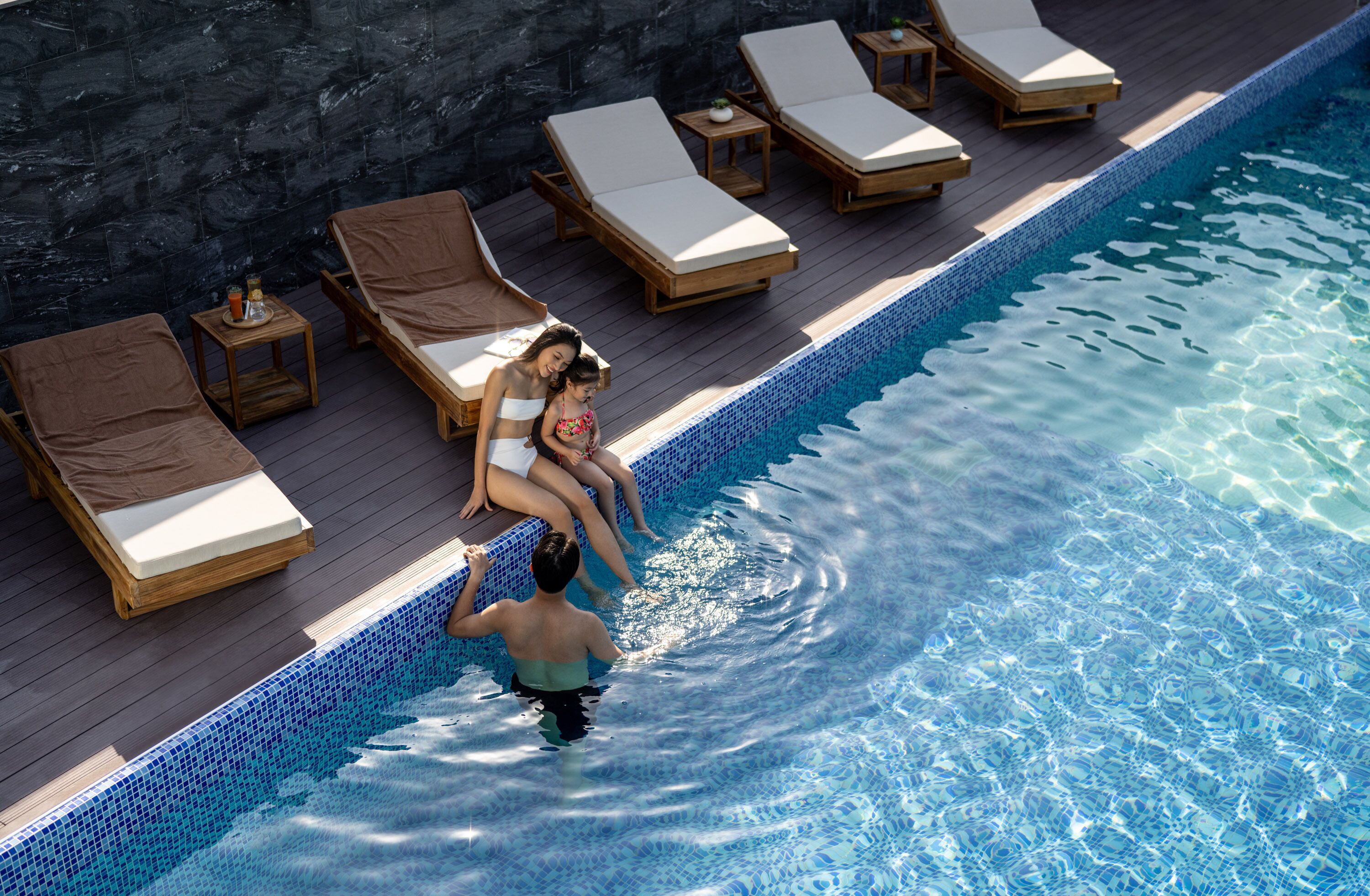 室外游泳池，提供泳池遮陽傘和日光浴躺椅