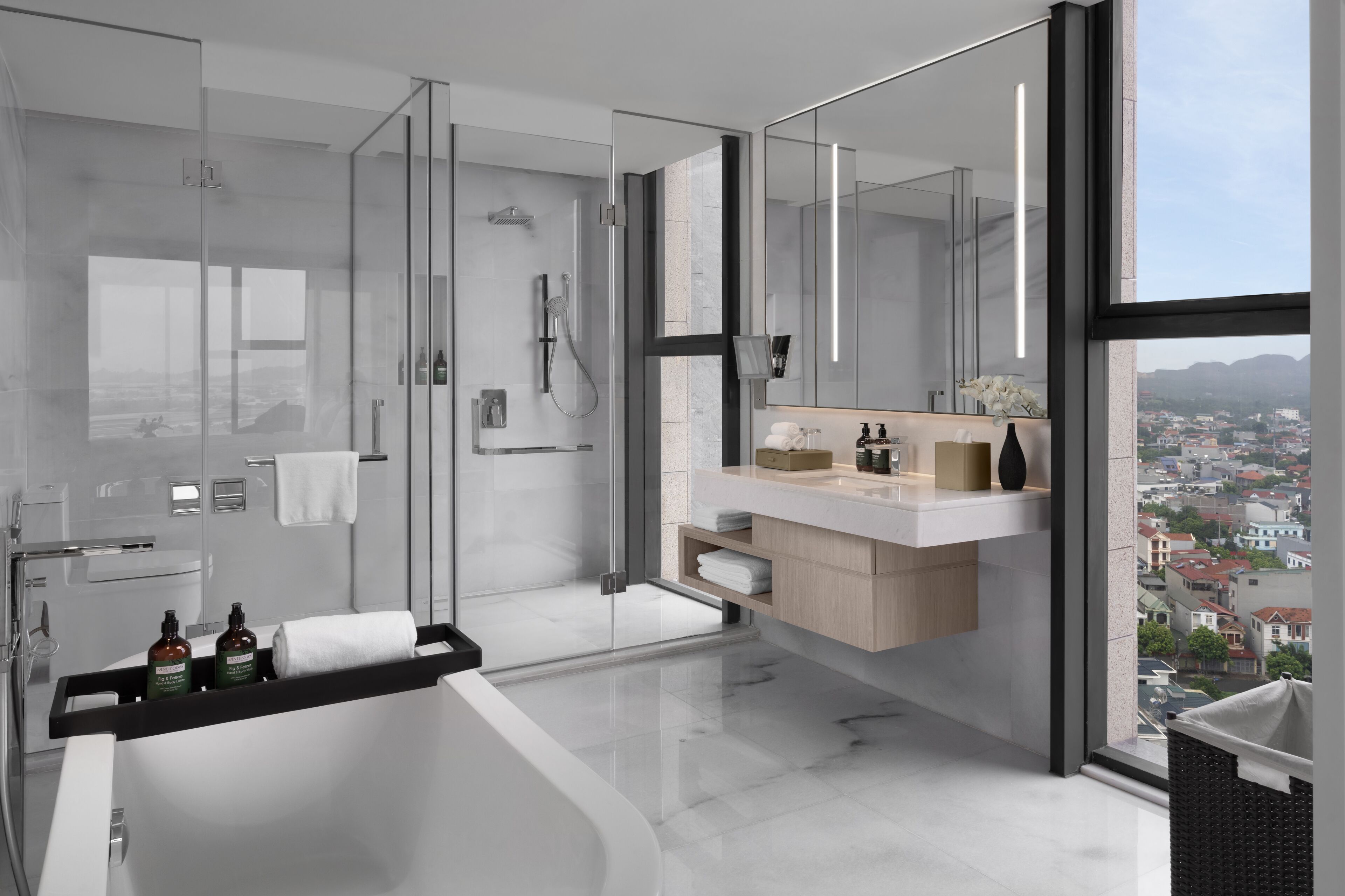 Baignoire et douche séparées, articles de toilette gratuits
