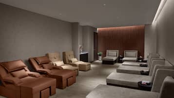 Sauna, hot tub, steam room, body treatments, hot stone massages