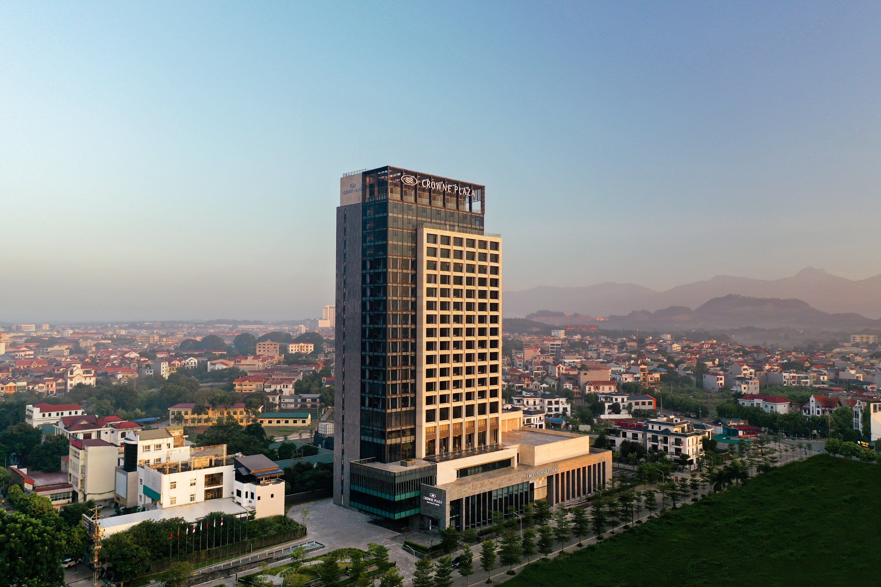 Ein Hochhaus mit moderner Glasfassade und einem Schild mit der Aufschrift "Crowne Plaza".