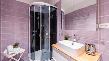 Apartamento, 1 quarto | Banheiro | Chuveiro, produtos de toalete grátis, secador de cabelo