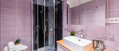 Appartement, 1 chambre | Salle de bain | Douche, articles de toilette gratuits, sĂšche-cheveux