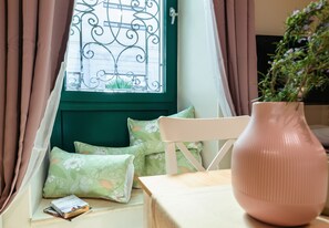 Apartamento, 1 habitación, planta baja | Zona de estar | Televisión de pantalla plana de 107 cm con canales por cable