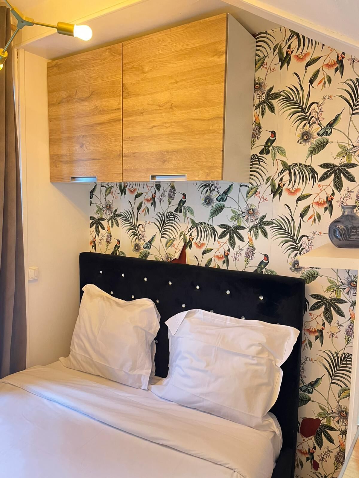 Een strijkplank/strijkijzer, wifi, beddengoed