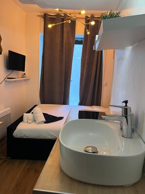 Bügeleisen/Bügelbrett, WLAN, Bettwäsche