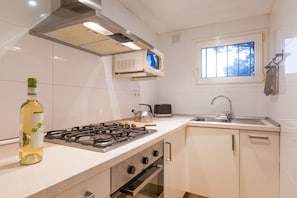 Fridge, microwave, oven, coffee/tea maker - 1ANC 01 - Apartment with terrace located very close to the beach (Llafranc)