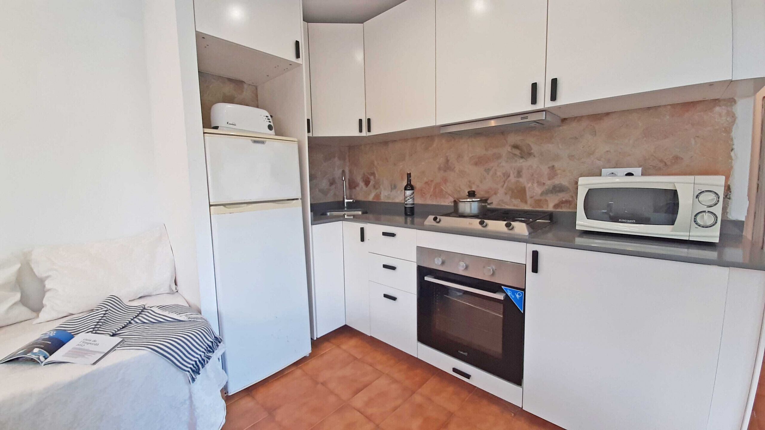 Een koelkast, een magnetron, een oven, een koffiezetapparaat/waterkoker