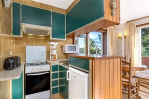 Refrigerador, microondas, horno y cafetera y tetera