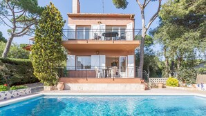 A two-story house with a balcony, a swimming pool, and a garden. - 1BENET EST - House divided into 3 totally independent apartments with shared pool just 1 km from the beach of Calella de Palafrugell (Calella de Palafrugell)