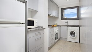 Refrigerador, microondas, horno y cafetera y tetera