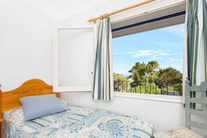 2 bedrooms, iron/ironing board, internet