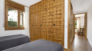 2 habitaciones, tabla de planchar con plancha y internet
