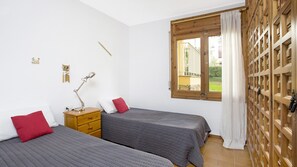 2 bedrooms, iron/ironing board, internet