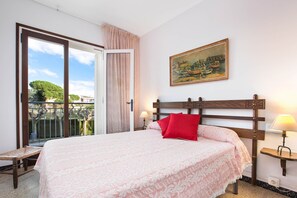 2 bedrooms, iron/ironing board, free WiFi - 1MG G2 - Basic 2 bedroom apartment with communal swimming pool  located 400m from the beach of Calella de Palafrugell, (Calella de Palafrugell)