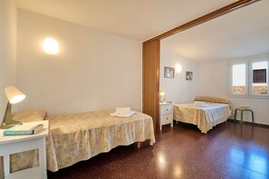 2 slaapkamers, een strijkplank/strijkijzer, internet