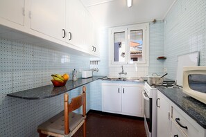 Fridge, microwave, oven, coffee/tea maker