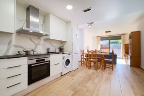 Kühlschrank, Mikrowelle, Ofen, Geschirrspüler