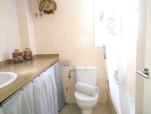 Ein Badezimmer mit zwei Waschbecken, einer Toilette und einer Dusche.