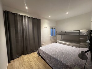 2 soverom, strykejern/-brett og wi-fi (inkludert)