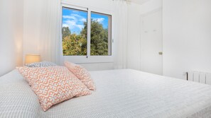 2 bedrooms, iron/ironing board, free WiFi