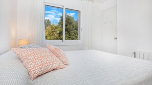 2 bedrooms, iron/ironing board, free WiFi