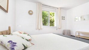 3 bedrooms, iron/ironing board, free WiFi