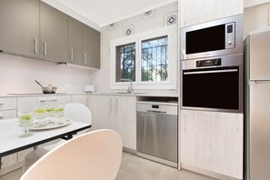 Fridge, microwave, oven, dishwasher - 1BENETPL - House divided into 3 totally independent apartments with shared pool just 1 km from the beach of Calella de Palafrugell (Calella de Palafrugell)