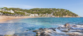 1BENETPL - House divided into 3 totally independent apartments with shared pool just 1 km from the beach of Calella de Palafrugell