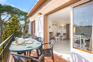 Outdoor dining - 1BENET 1 - House divided into 3 totally independent apartments with shared pool just 1 km from the beach of Calella de Palafrugell (Calella de Palafrugell)