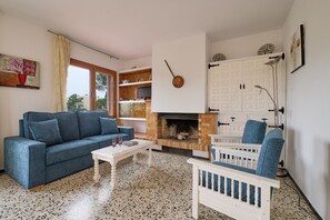 TV - 1BENET 1 - House divided into 3 totally independent apartments with shared pool just 1 km from the beach of Calella de Palafrugell (Calella de Palafrugell)