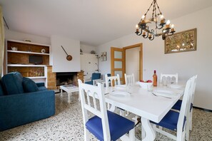 Dining - 1BENET 1 - House divided into 3 totally independent apartments with shared pool just 1 km from the beach of Calella de Palafrugell (Calella de Palafrugell)