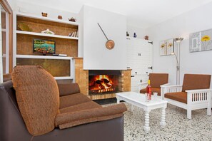 TV - 1BENET 1 - House divided into 3 totally independent apartments with shared pool just 1 km from the beach of Calella de Palafrugell (Calella de Palafrugell)