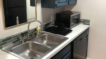 Microondas, horno, parrilla de estufa y toallas de papel