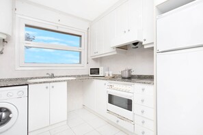 Een koelkast, een magnetron, een oven, een kookplaat