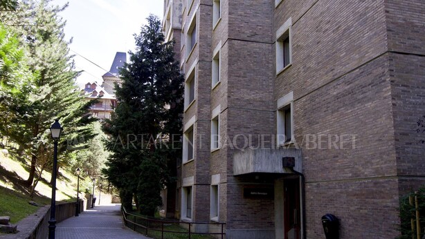 Un edificio de ladrillo con un letrero que dice 'Edificio Residencia'.
