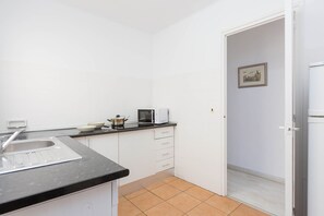 Fridge, microwave, dishwasher, coffee/tea maker