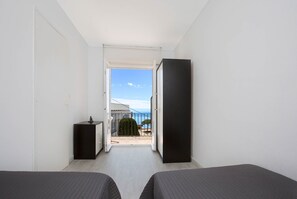 3 bedrooms, iron/ironing board, Internet