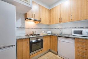 Kühlschrank, Mikrowelle, Ofen, Geschirrspüler