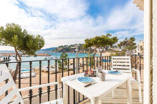 1PAQ01 - Beautiful apartment in an idyllic location on the sea front opposite Llafranc beach with stunning sea views! Near restaurants, supermarkets and pharmacies.