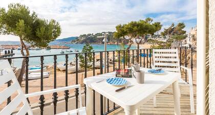 1PAQ01 - Beautiful apartment in an idyllic location on the sea front opposite Llafranc beach with stunning sea views! Near restaurants, supermarkets and pharmacies.