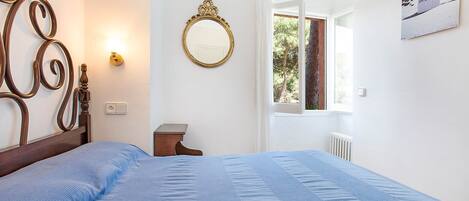 3 bedrooms, iron/ironing board, Internet